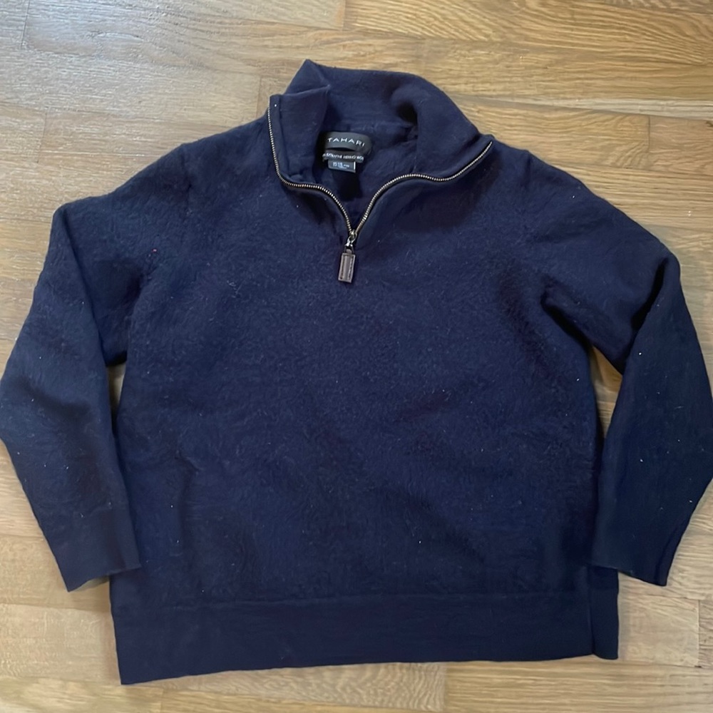 A real wool boys sweater. Navy blue. Size XXL / boys size 12